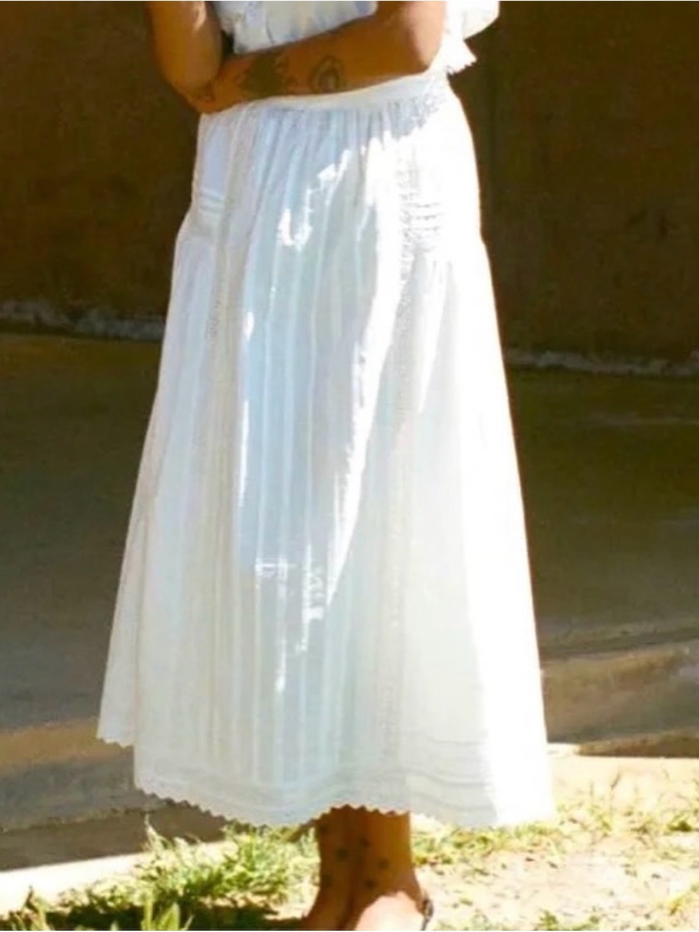 DOEN SABINA SKIRT ORGANIC COTTON IN POWDER WHITE- SIZE M/WAIST = 14.5 “ - Picture 11 of 12